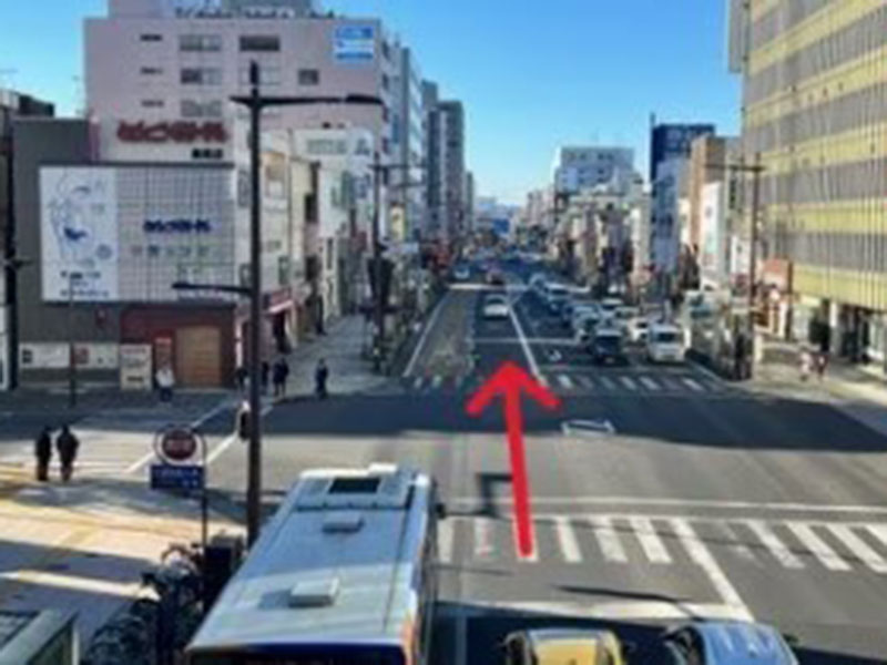 京成百貨店を背にして国道50号を進みます