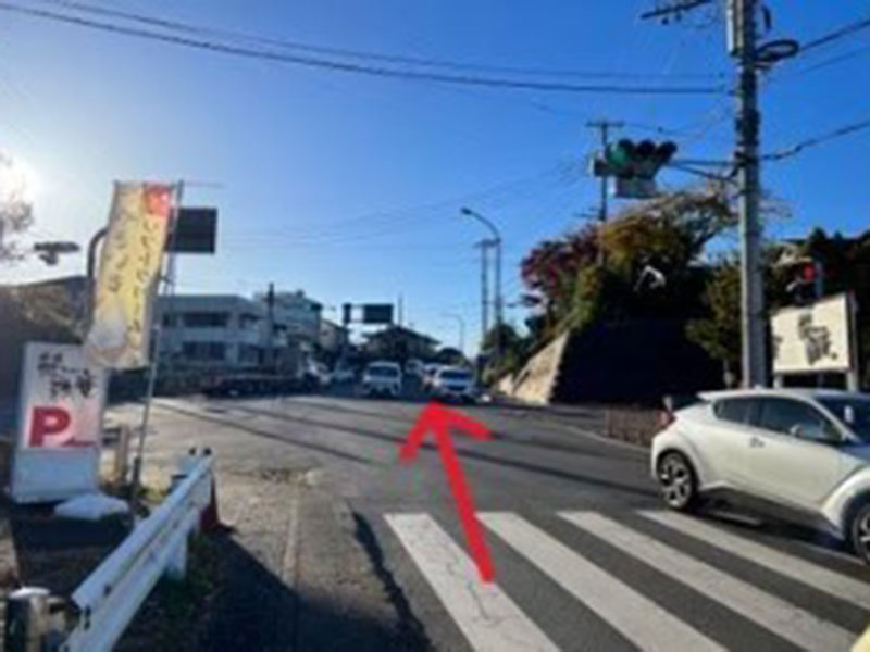 梵珠庵前の交差点をそのまま600m直進します